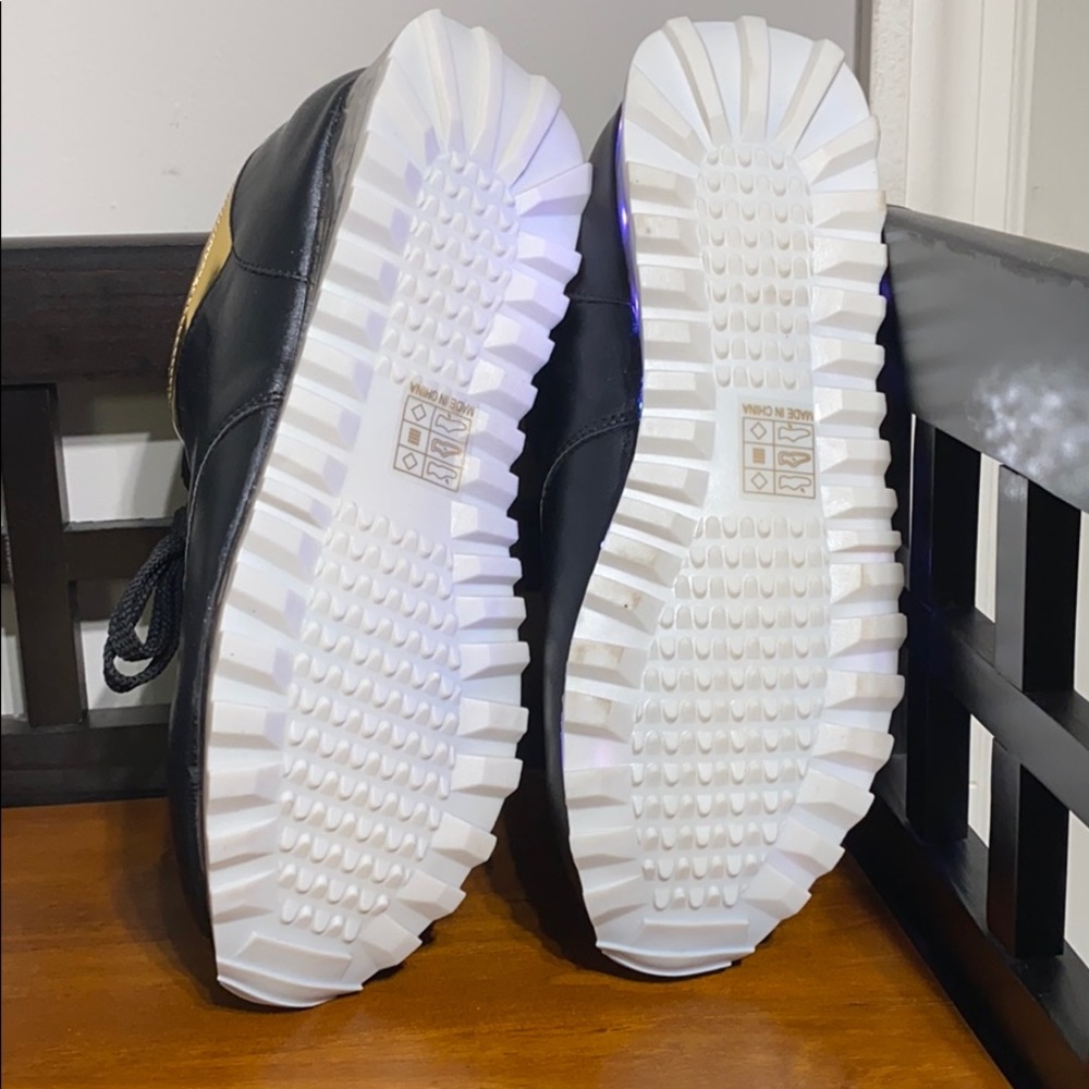 Sneakers - Picture 8 of 9